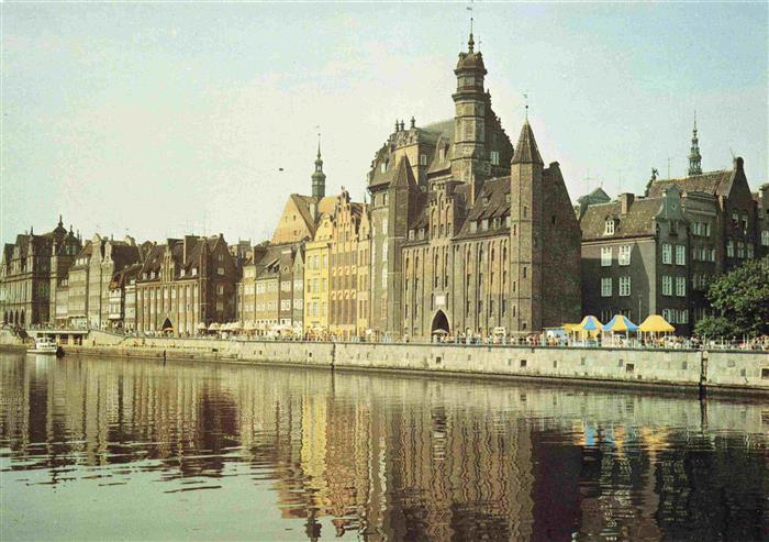 GDANSK Danzig PL Dlugie Pobrzeze poznogotycka Brama Mariacka Haeuserpartie an de