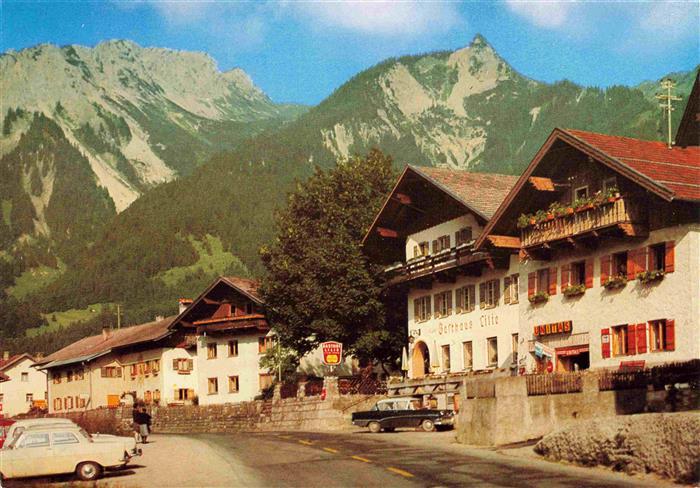 Hoefen Tirol AT Dorfpartie Gasthaus Blick gegen Gaichtspitze und Hoefner Joechl
