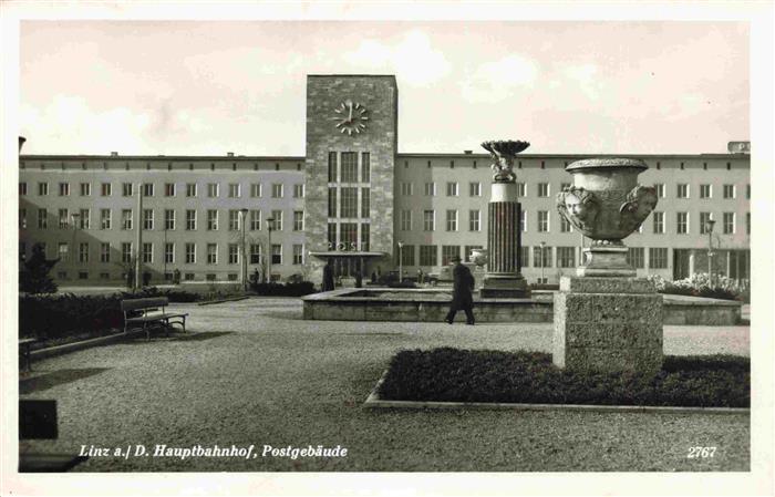 LINZ DONAU AT Hauptbahnhof Postgebaeude