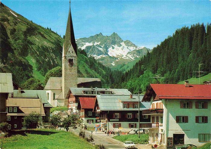 Mittelberg Kleinwalsertal AT Ortsansicht mit Kirche