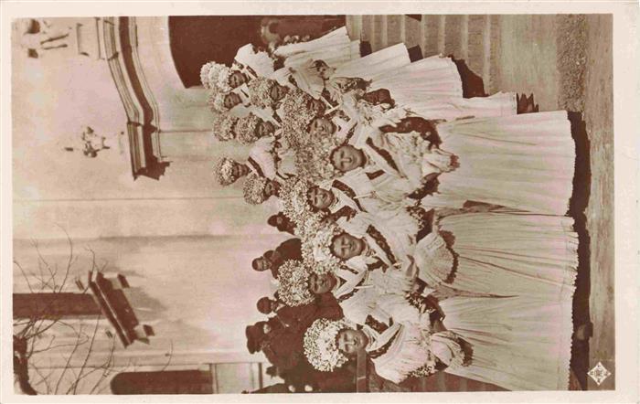 Trachten Ungarn Mezoekoevesder Maedchen Festtrachten