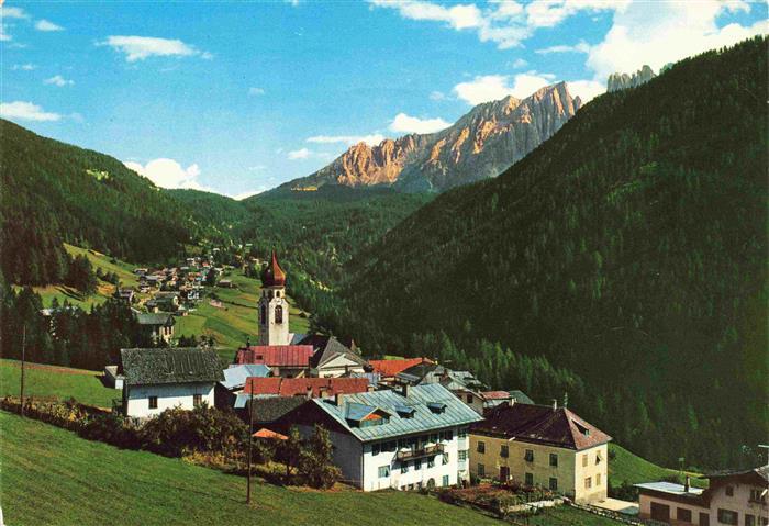 Welschnofen Suedtirol IT Ortsansicht mit Kirche Blick gegen Latemar Dolomiten