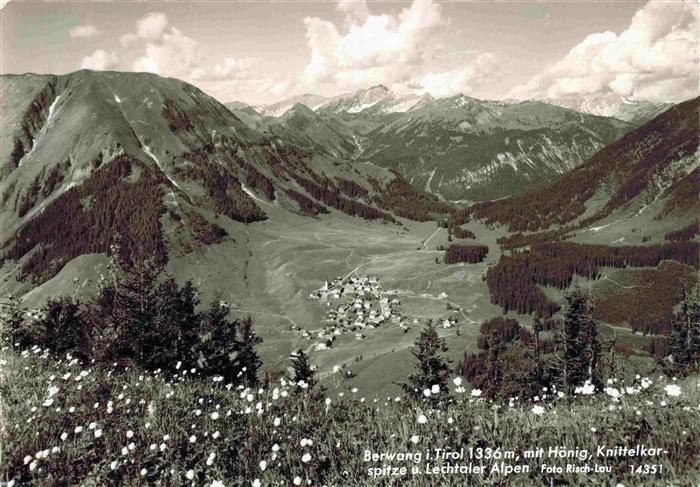 Berwang Tirol AT Panorama mit Hoenig Knittelkarspitze Lechtaler Alpen