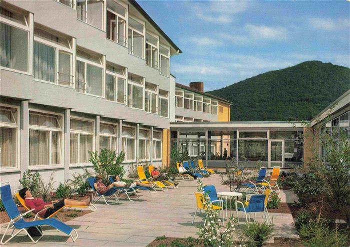 Reinhardshausen Bad Wildungen Kurparksanatorium Innenhof mit Blick auf den Hombe