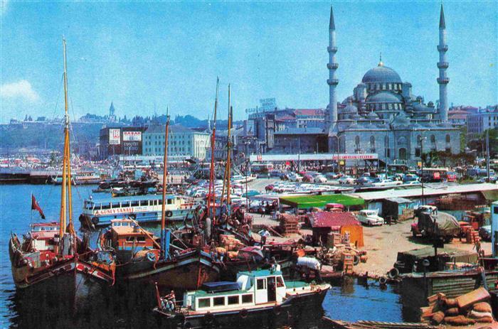 Istanbul Constantinopel TK Eminoenu ve Yeni Camiinden goruenues