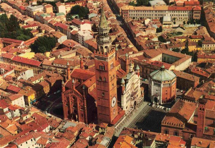 Cremona Lombardia IT Duomo e Battistero Terrazzo Fliegeraufnahme