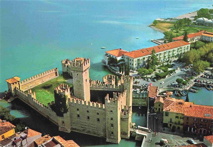 SIRMIONE Lago di Garda IT Castello Scaligero Fliegeraufnahme