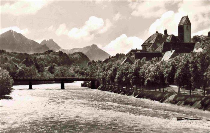 Fuessen am Lech Allgaeu Bayern Blick ueber den Fluss St. Mangkirche Rossberg Agg