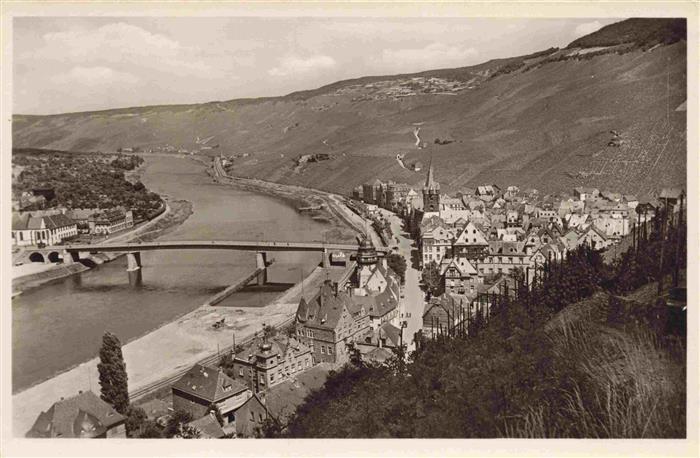 BERNKASTEL-KUES Berncastel Panorama Blick ueber die Mosel Weinberge