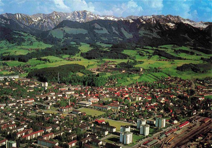 Sonthofen Oberallgaeu Panorama Bergstadt mit Daumengruppe Nebelhorn und Entsche