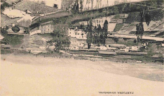 Pamplona Navarra ES Alrededores Fluss Bruecke Felder Berge Stadtrand Gebaeude