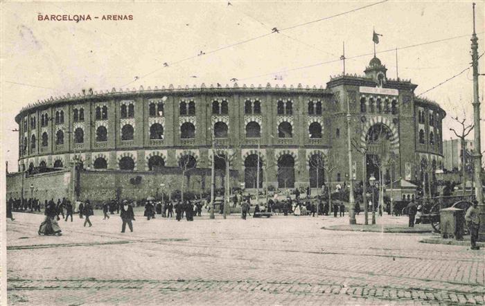 BARCELONA Cataluna ES Arenas Plaza-de-Toros Stierkampfarena Passanten Strassensz