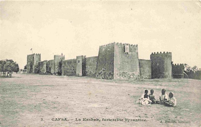 Gafsa Tunesie La-Kasbah Festung Byzantinisch Stadtmauer Kinder Wueste
