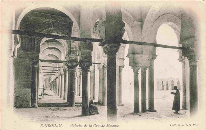 KAIROUAN Qairawan Tunesie Grande-Mosquée Galeries Saeulen Boegen Innenhof Beter