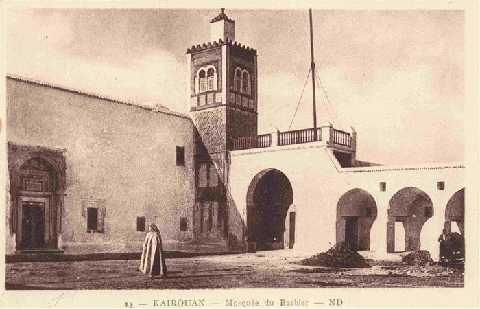 KAIROUAN Qairawan Tunesie Mosquée-du-Barbier Minarett Boegen Innenhof Mann Djell