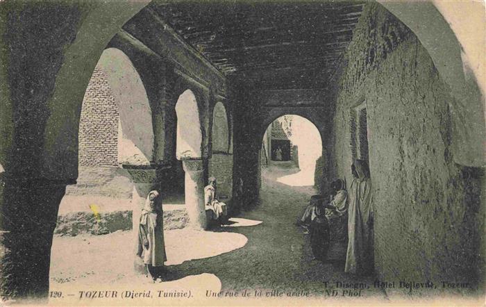 Tozeur Tunesie Ville-arabe Rue Boegen Saeulen Gasse Frauen Djellaba