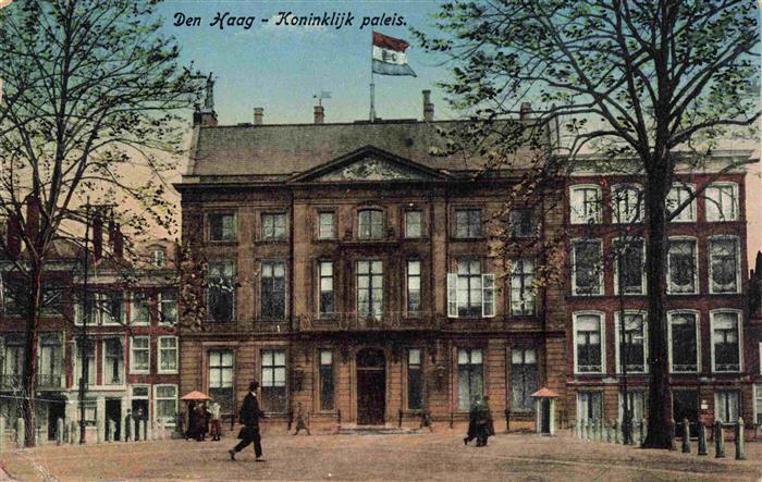 DEN HAAG La Haye NL Koninklijk-paleis Noordeinde Palast Passanten Baeume Fahne