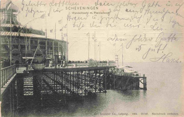 SCHEVENINGEN Zuid-Holland NL Wandelhoofd Pleizierboot Pier Meer Bruecke Passante