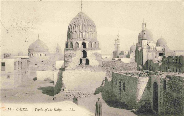 CAIRO Kairo Caire Egypt Tombeaux-des-Kalifes Kuppeln Mausoleen Altstadt Mann Ru