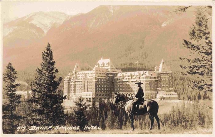 Banff Alberta Canada Banff-Springs-Hotel Reiter Pferd Berge Wald Schlosshotel
