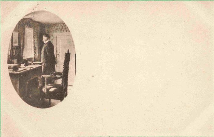 Frederikssund DK Mann Schreibtisch Innenraum Stuhl Fenster Portrait
