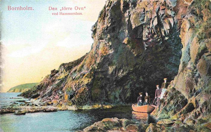 Hammershus DK Toerre-Ovn Hoehle Felsen Meer Boot Personen Kueste