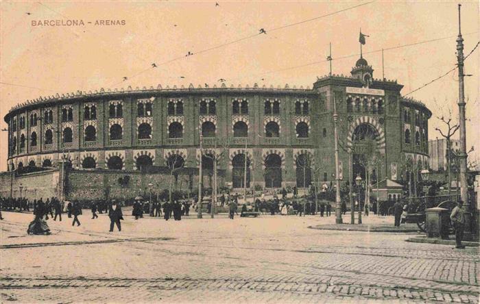 BARCELONA Cataluna ES Arenas Plaza-de-Toros-Las-Arenas Stierkampfarena Passanten