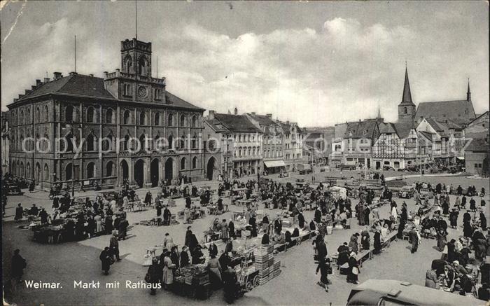 Weimar Thueringen Markt mit Rathaus
