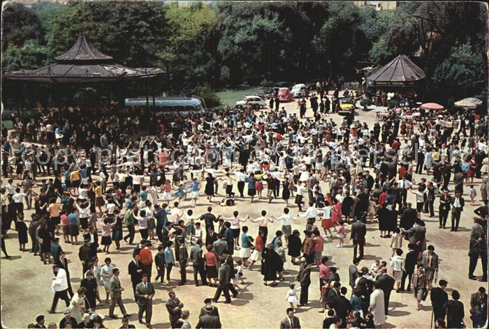 Barcelona Cataluna Parque de la Ciudadela Bailando Las Sardanas