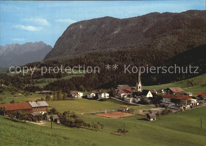 Hinterthiersee Ortsansicht mit Kirche Blick auf Wilden Kaiser Kaisergebirge