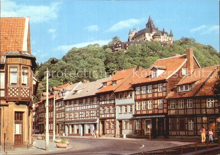 Wernigerode Harz Schoene Ecke Fachwerkhaeuser Blick zum Feudalmuseum Schloss