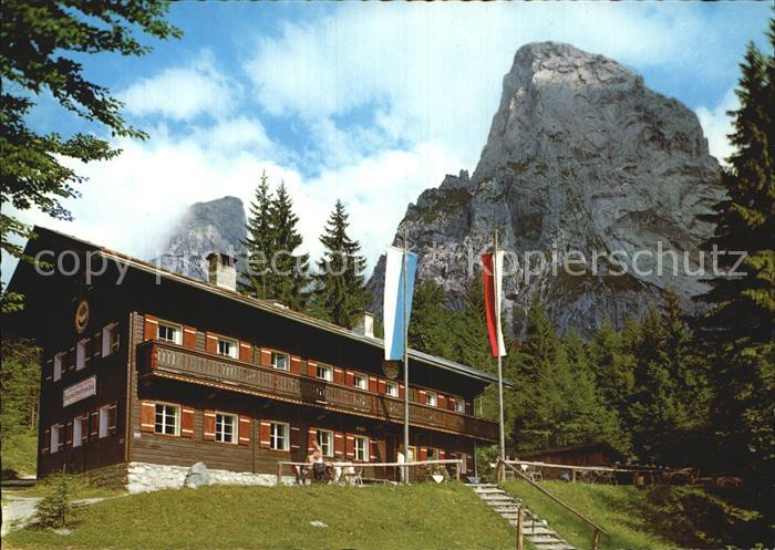 Kaisertal Hans Bergerhaus Fahnen Kleine Halt Totenkirchl Wilder Kaiser
