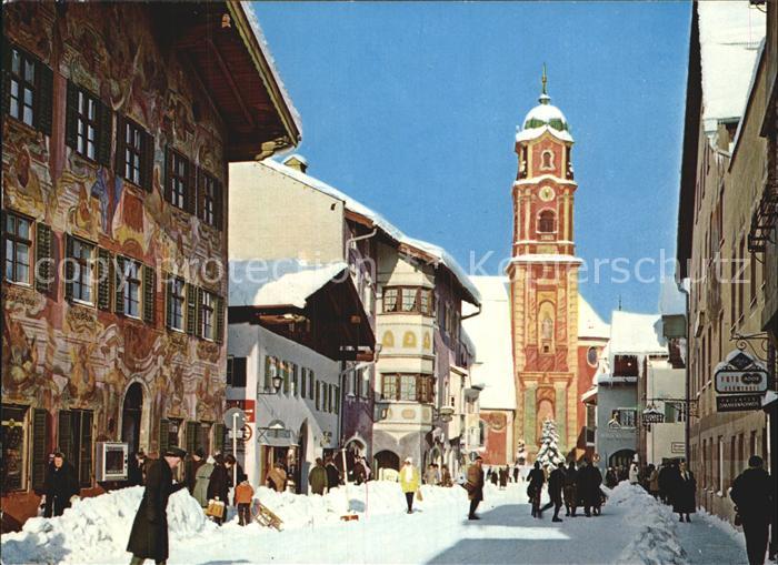 Mittenwald Bayern Haeuser Freskomalereien Obermarkt Pfarrkirche Peter und Paul