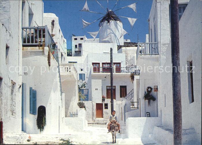Mykonos Kykladeninsel aegaeis Gasse mit Windmuehle