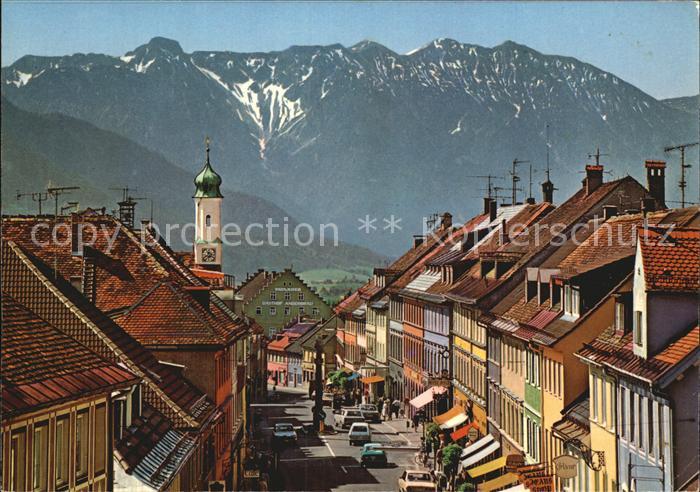 Murnau Staffelsee Obermarkt mit Mariensaeule gegen Estergebirge