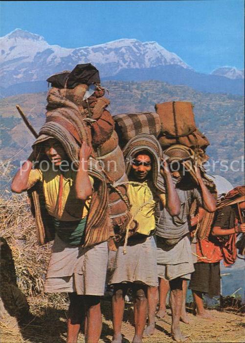 Nepal Typische Nepalnesiche Landschaft mit Traegern