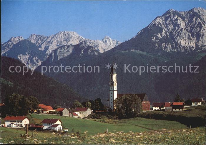 Pfronten Ostallgaeu Bayern mit Kirche Vilser Kegel Schlicke Gimpel und Rossberg
