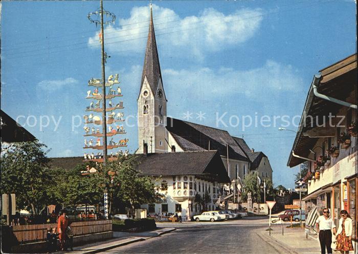 Bernau Chiemsee Dorfpartie am Maibaum Kirche