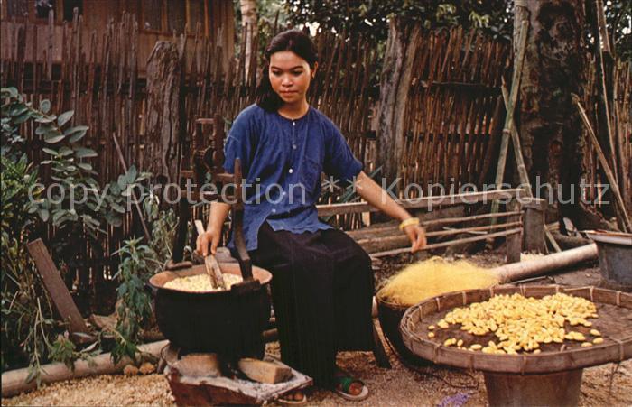 Typen Thailand Thai Young Girl AT Pha Jao preparing Silk-Thread