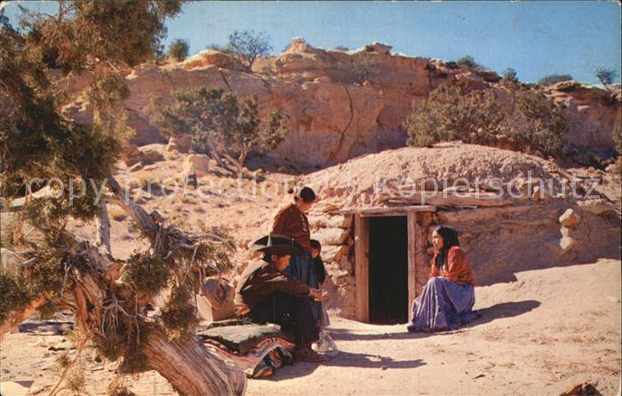 Indianer Native American Navajo Family Entrance of their Hogan