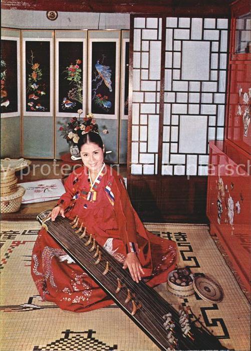 Musikinstrument Gayageum Korean Woman