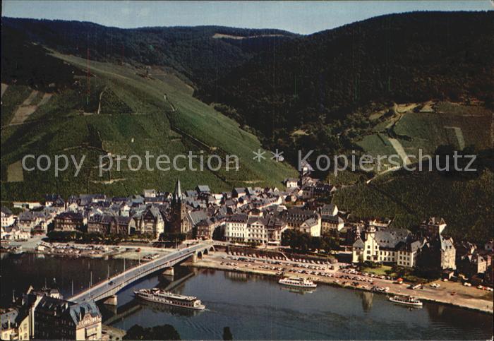 BERNKASTEL-KUES Berncastel Rheinland-Pfalz Moselpartie mit Bruecke