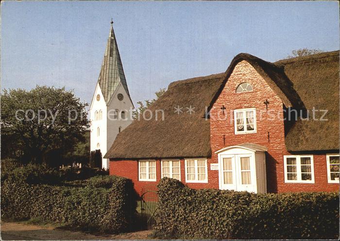 Nebel Amrum Friesenhaus mit Sankt Clemenskirche