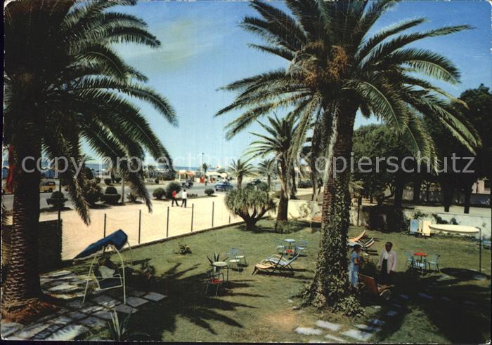 Marina di Massa Seepromenade mit Palmen