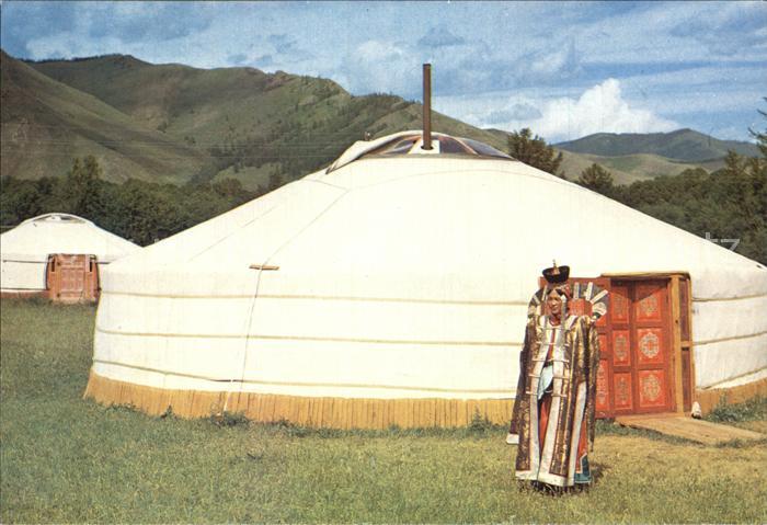 Mongolei Zelt und Frau in traditioneller Kleidung
