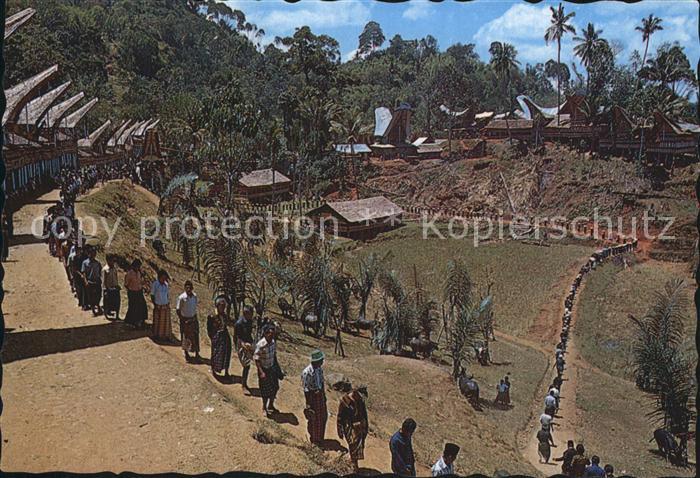 Sulawesi Indonesien Traditional guest parade entering site