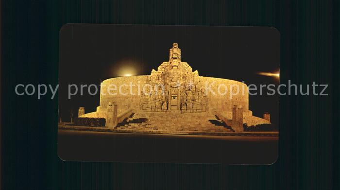 Mérida Yucatan Monumento la Patria Flagge Nachtaufnahme