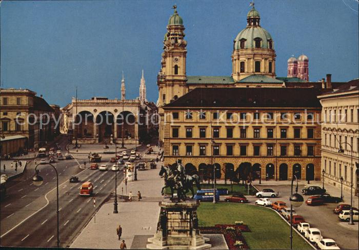 Muenchen Bayern Odeonsplatz mit Feldherrnhalle und Theatinerkirche