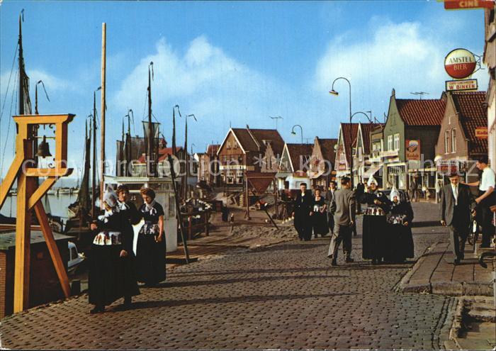 Volendam Seepromenade Hafen Tracht