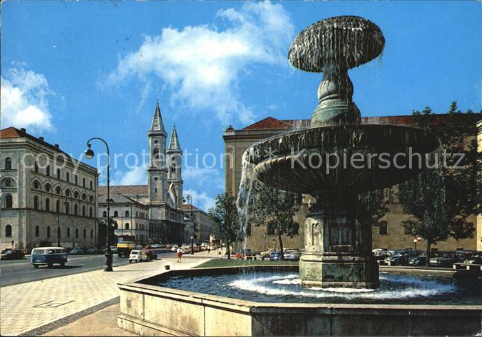 Muenchen Bayern Ludwigstrasse mit Brunnen Universitaet